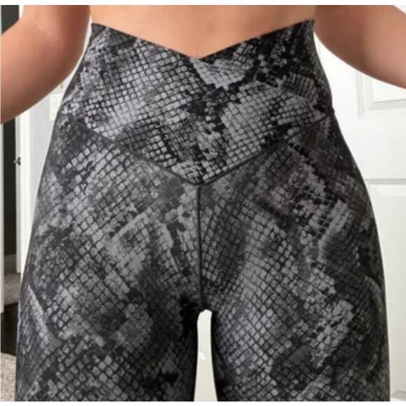 Offline by Aerie Real Me High Waist Crossover Leggings Size S Gray Python Sexy - Picture 2 of 9